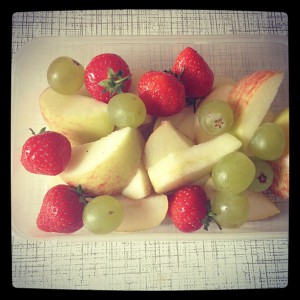 Jagode, jabolka in grozdje v posodi